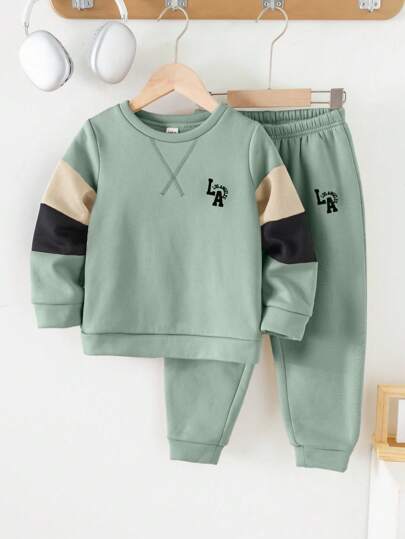 SHEIN 2 件套年轻男孩休闲舒适圆领拼接长袖连帽衫和裤子套装，适合通勤、学校、休闲、学院、儿童服装、年轻男孩服装、返校、生日派对、婚礼、洗礼、秋冬、羊毛、加厚