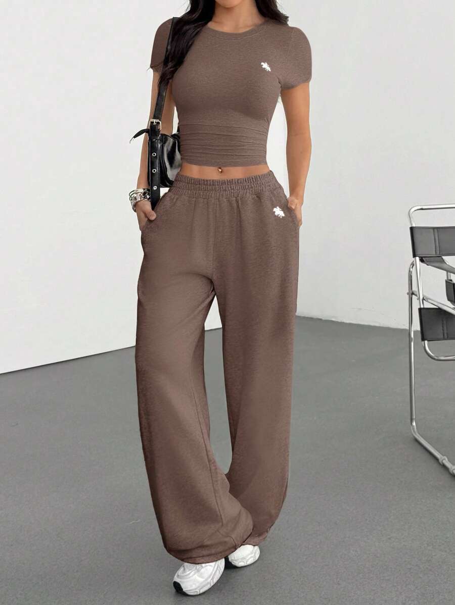 SHEIN EZwear 2 件套女士修身休闲 Knightley 印花短袖 T 恤和裤子套装，家居服 - 咖啡棕 - 查看 1