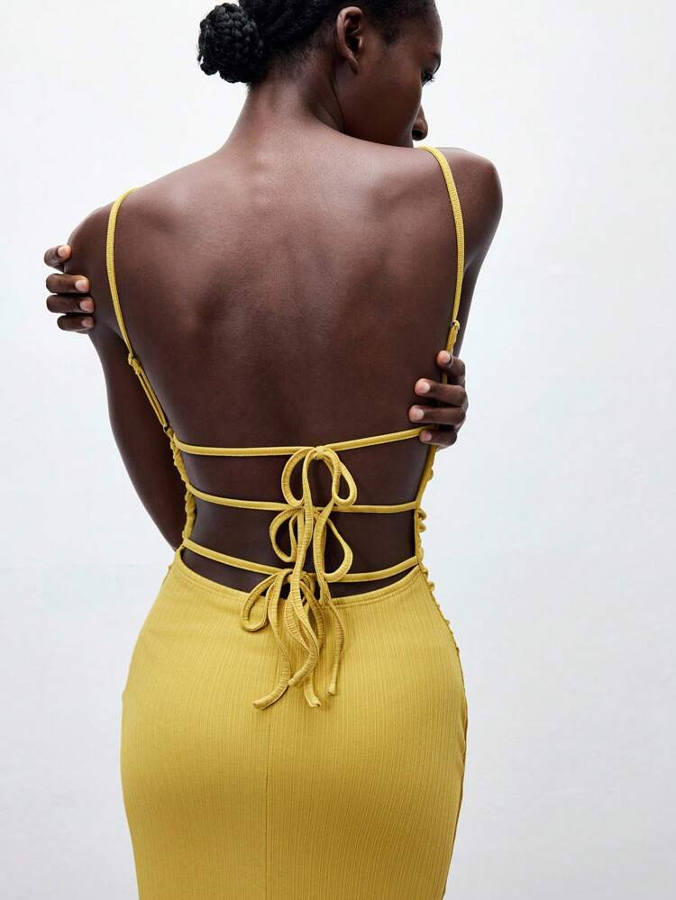 SHEIN Maija 2025年夏新作 アジャスタブル スパゲッティストラップ オープンバック リボン ニット素材 レディースイエロードレス、セクシー ファッション カジュアル モダン アーバン エレガント ロマンティック ビジネスカジュアル デイリー オフィス パーティー ビーチ ミュージックフェス ウェディングゲスト ブランチ ストリートウェア 秋 Y2Kスタイル