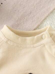 SHEIN 韩式两件套幼儿婴儿卫衣和条纹裤套装，柔软棉质可爱恐龙图案套头衫和裤子 - 杏色 - 查看 5