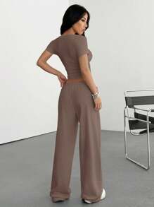 SHEIN EZwear 2 件套女士修身休闲 Knightley 印花短袖 T 恤和裤子套装，家居服 - 咖啡棕 - 查看 2