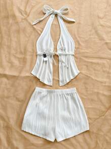 Conjunto de vacaciones para mujer Soleia - Top corto sin espalda con volantes, escote en V, decoración metálica y tela blanca con textura ondulada, y pantalones cortos ajustados, para vacaciones, citas, té de la tarde, fiestas, playa, cruceros, resorts de isla, viajes por carretera, festivales de música, estilo bohemio - Blanco - Ver 2