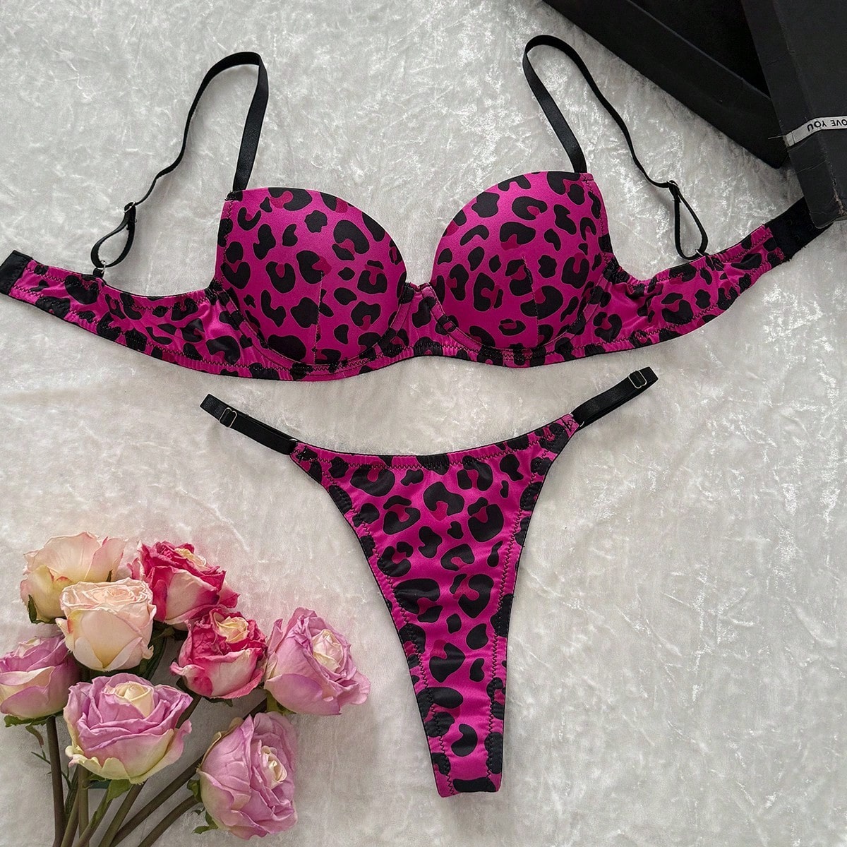 Set de 2 piezas de lencería con sujetador de tirantes finos y tanga en estampado de leopardo
