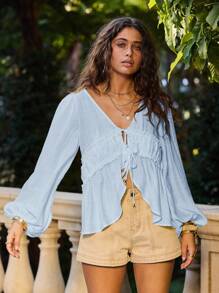 Aralina 波西米亚风和时尚这款长袖上衣采用女性化的褶边细节和可调节的系带前部，非常适合夏季节日装扮和休闲氛围