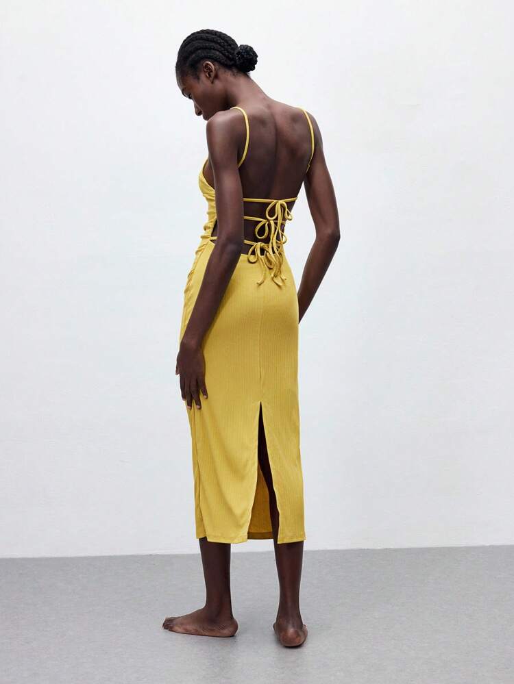 SHEIN Maija 2025年夏新作 アジャスタブル スパゲッティストラップ オープンバック リボン ニット素材 レディースイエロードレス、セクシー ファッション カジュアル モダン アーバン エレガント ロマンティック ビジネスカジュアル デイリー オフィス パーティー ビーチ ミュージックフェス ウェディングゲスト ブランチ ストリートウェア 秋 Y2Kスタイル