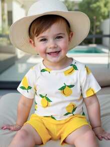 SHEIN 2 件套男婴休闲假日柠檬印花短袖 T 恤和黄色短裤套装，有趣的印花服装，适合夏季外出