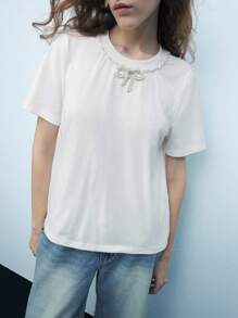 Maija 女士白色珍珠蝴蝶结闪亮现代派对休闲宽松圆领短袖套头衫，优雅女士情人节穿着节日 - 白色 - 查看 5