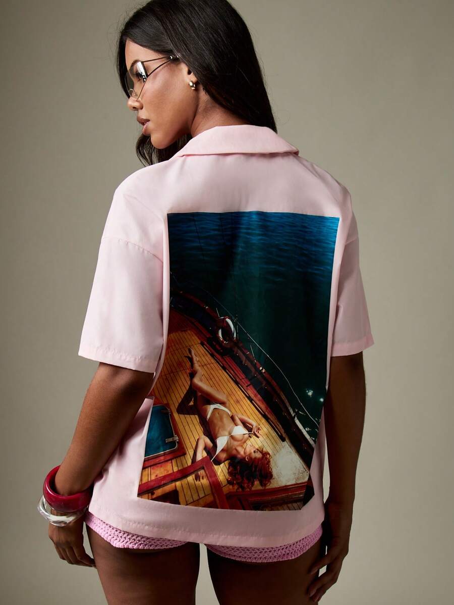 Missguided x Playboy Cămașă vintage roz cu nasturi și imprimeu foto editorial la modă, pentru plajă, pe iaht, croazieră, vară, vacanță, guler, cu nasturi și mânecă scurtă - Roz - Vizualizare 1