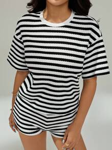 SHEIN PETITE مجموعتان/ بلوزة كاجوال قصيرة الأكمام ذات شريط أسود وأبيض وشورت