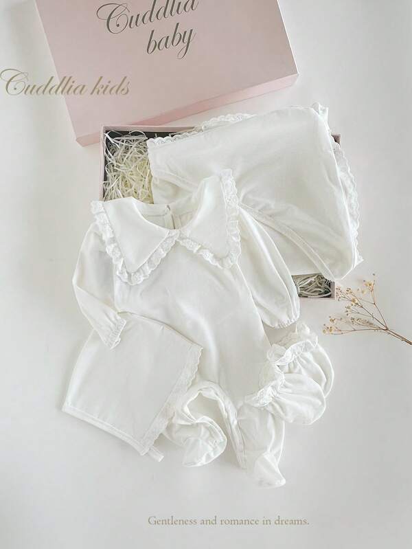 Conjunto de 4 piezas para recién nacido: Enterizo de encaje blanco con cuello Peter Pan lindo, gorro, manta de envolver y guantes