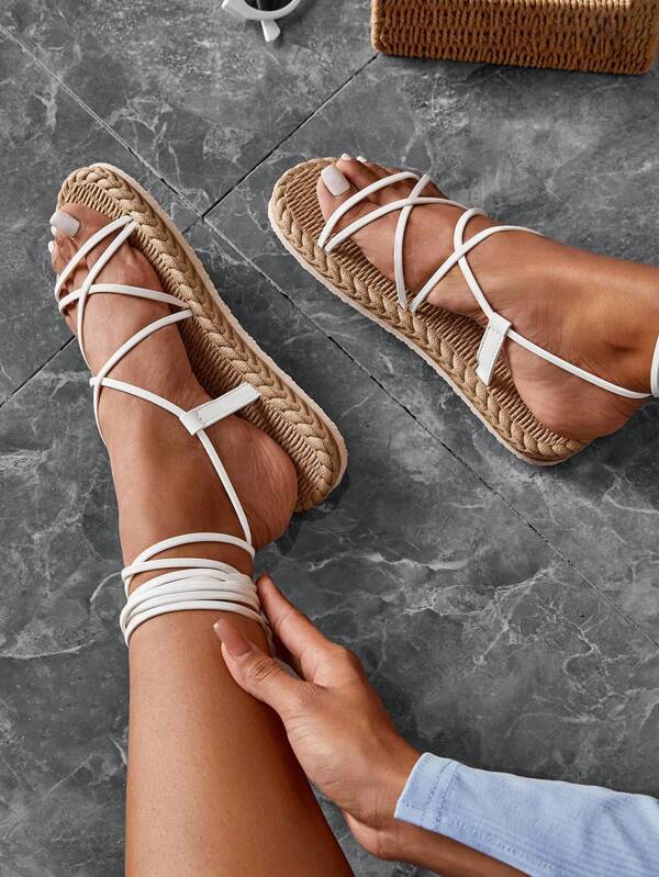 Styleloop Pantofi de femeie Pantofi cu bretele cu picior cu cravată Sandale plate, vacanță în aer liber Sandale cu bretele bej în aer liber pentru pantofi de vacanță de vară Pantofi pentru întoarcere la școală Pantofi pentru studenți universitar Party Baddie Trendy Chic Stil superb Crăciun Disco Party Noapte de toamnă Vacanță de Anul Nou
