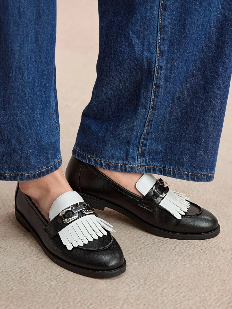 Rosivie Sepatu Loafer Kasual Wanita dengan Desain Rumbai dan Warna Kontras untuk Pemakaian Sehari-hari - Hitam - View 1