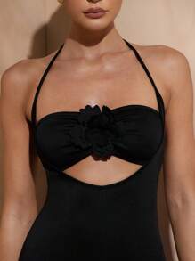 Hauture Macacão feminino de cor sólida com decote halter e decoração de flores 3D, adequado para o verão - Preto - Ver 4