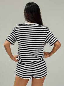 SHEIN PETITE مجموعتان/ بلوزة كاجوال قصيرة الأكمام ذات شريط أسود وأبيض وشورت