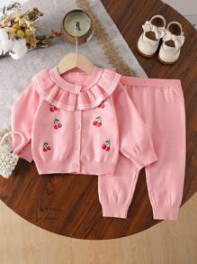 SHEIN 女婴加厚樱桃图案荷叶边针织开衫和针织裤两件套，秋冬季女婴毛衣套装，可爱粉色刺绣樱桃针织毛衣，刺绣圆领开衫和裤子套装，圆领长袖荷叶领毛衣两件套，毛衣和裤子两件套，柔软舒适 - 西瓜粉 - 查看 4