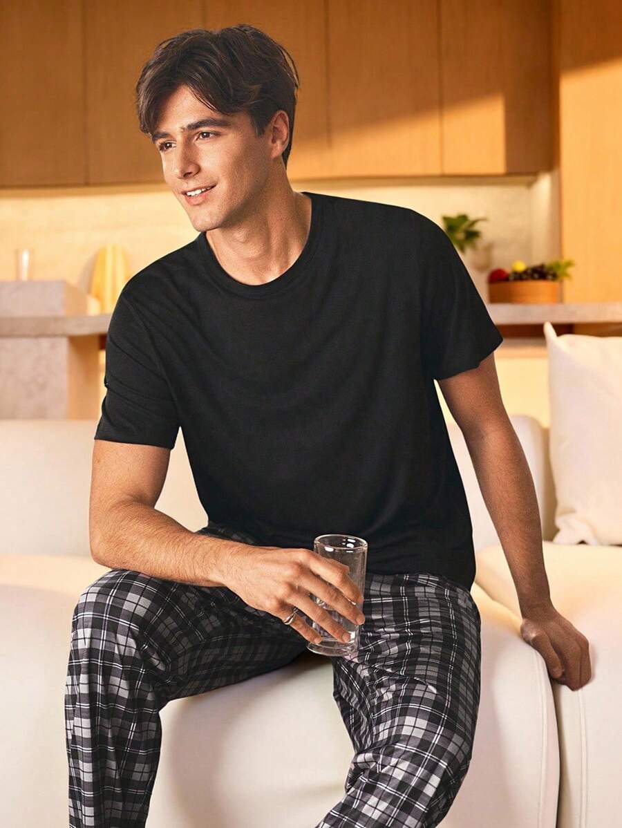 Manfinity Underwear&Sleepwear Basics Men's Summer Casual Solid Color Short Sleeve T-Shirt And Plaid Pants Pajama Set - Black - View 1