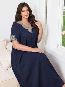 SHEIN Najma Vestido feminino plus size com decote em V, textura solta, bordado, patchwork, casual, verão, vestido azul versátil - Azul - Ver 5