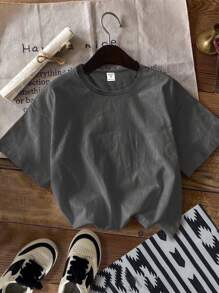 年轻男孩休闲简约圆领T恤，适合夏季