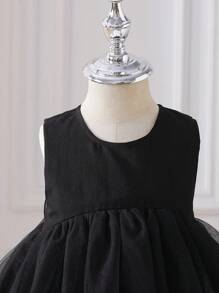 Robe de fille jeune à col rond sans manches avec couches de maille de luxe, robe épaisse et élaborée noire de style gâteau, été