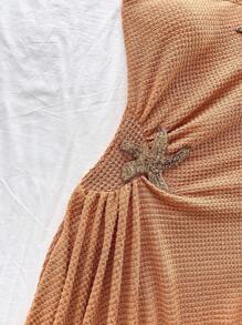 Soleia Vestido de vacaciones con decoración de estrella de mar y bajo asimétrico texturizado para mujer de talla grande en color marrón - Marrón - Ver 6