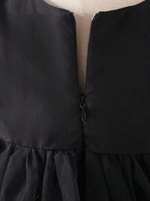 Robe de fille jeune à col rond sans manches avec couches de maille de luxe, robe épaisse et élaborée noire de style gâteau, été