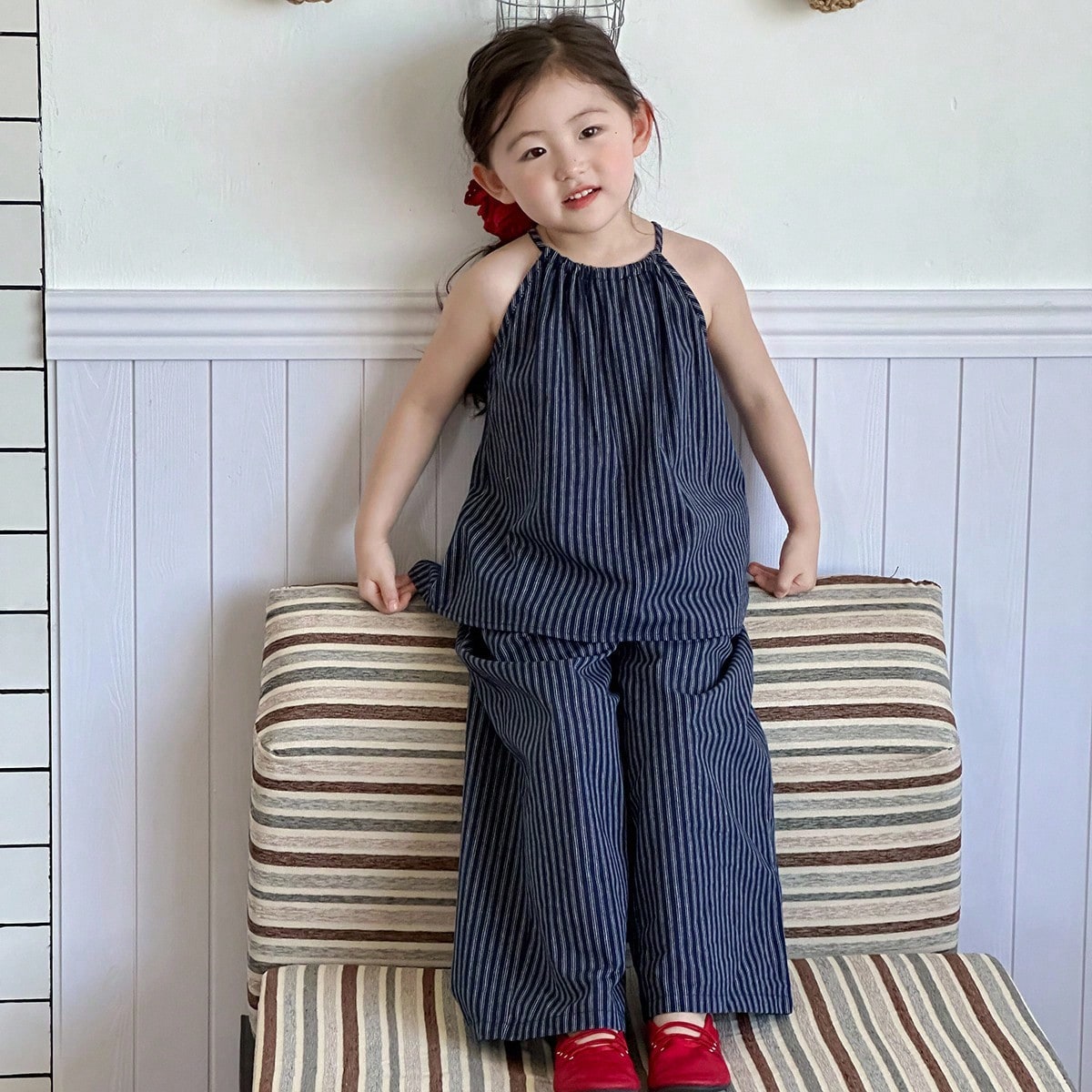 Conjunto de 2 piezas de estilo coreano para niñas jóvenes, con top sin mangas de cuello halter a rayas y pantalones vaqueros anchos y sueltos