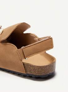 Cozy Pixies 春夏时尚百搭休闲可爱趣味小熊和蝴蝶公主装饰平底凉鞋，适合女童 - 棕色 - 查看 8