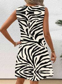 EMERY ROSE 大码女式休闲斑马纹无袖圆领连衣裙，适合夏季 - 黑與白 - 查看 2