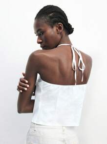 Maija Blusa asimétrica con decoración de anillo de ámbar de resina y lazo en el cuello, estilo moderno, elegante, urbano, romántico y refinado para otoño/invierno 2025. Ideal para festivales de música country, viajes, bodas, cumpleaños, negocios, oficina, citas, salidas, aeropuerto y regreso a clases.