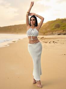 SHEIN Conjunto de 2 piezas de punto a ganchillo hecho a mano estilo boho para vacaciones, que incluye top con cuello de halter calado y flecos y una falda larga calada con cordón en unicolor