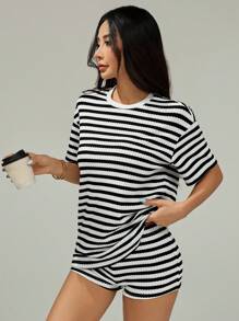 SHEIN PETITE مجموعتان/ بلوزة كاجوال قصيرة الأكمام ذات شريط أسود وأبيض وشورت