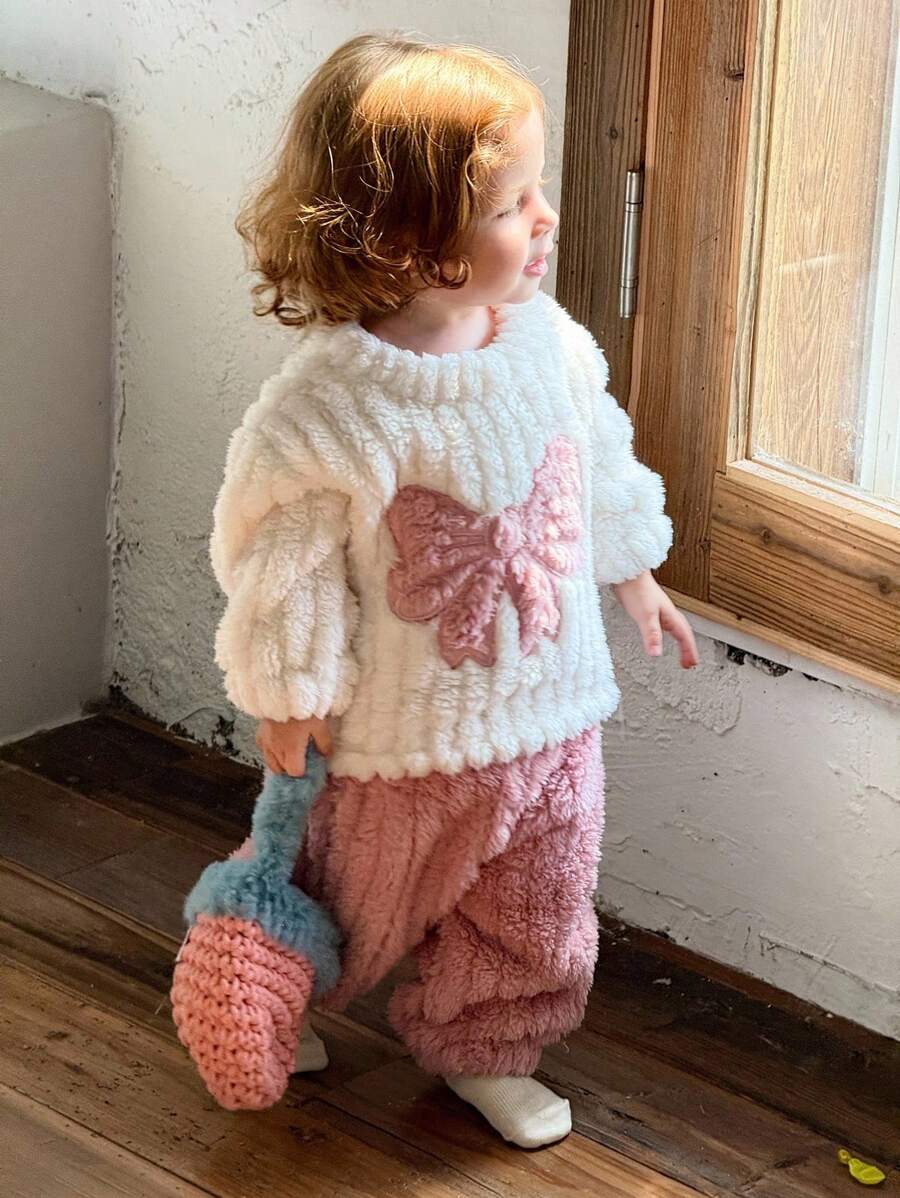 SHEIN 女婴幼儿 0-3 岁可爱休闲家居羊毛蝴蝶结图案粉色服装套装，圆领运动衫上衣 + 裤子套装，毛绒冬季服装套装 - 綠色 - 查看 1