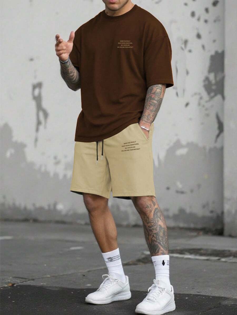 Manfinity Homme Bộ áo thun nam cổ tròn tay ngắn in khẩu hiệu thường ngày và quần short cạp rút dây - Nhiều màu - Xem 1