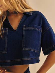 Aralina Top casual corto de cuello en V con bolsillo y mangas cortas, hecho de denim índigo. Atuendo para el Día de la Madre.