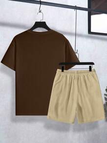 Manfinity Homme Bộ áo thun nam cổ tròn tay ngắn in khẩu hiệu thường ngày và quần short cạp rút dây - Nhiều màu - Xem 3