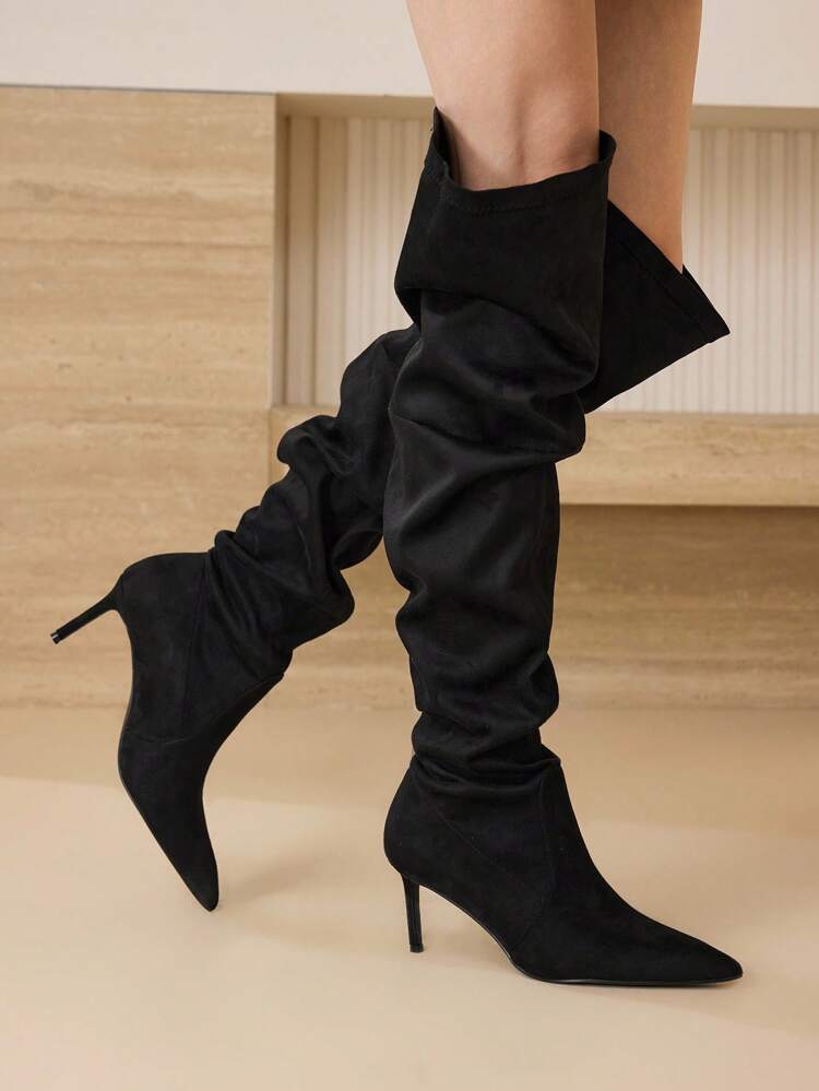 BOTTES À TALONS HAUTS FINS ET À BOUT POINTU