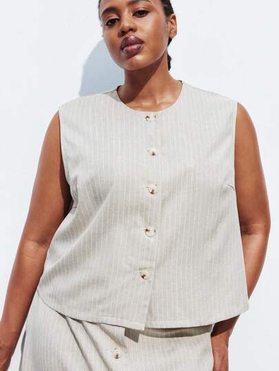 Maija 女士大码夏季单排扣圆领休闲宽松无袖背心，适合秋季返校、返校节等场合，风格简约复古，适合老派女性、教师等，浪漫、时尚、百搭；舒适、时尚、优雅、休闲、简约日常穿着、必备单品、纯色、假日休闲、得体、单身女士、优雅时尚商务休闲女装外出上衣，适合毕业季、教师节等场合，秋季大码，适合返校节等场合，适合冬季。