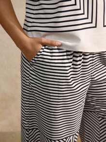 Juhart 2件套大码女式优雅条纹贴花无袖上衣和裤子套装 - 黑與白 - 查看 3