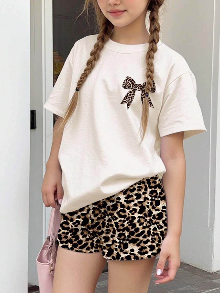 SHEIN Leap Crew 两件套米色复古豹纹蝴蝶结装饰休闲简约圆领短袖T恤和短裤套装,适合春夏穿着,青少年女孩可选。套装包含:猎豹纹短裤、蝴蝶结T恤、豹纹短裤、豹纹蝴蝶结T恤和猎豹纹上衣。 - 彩色 - 查看 1