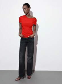 Maija Blusa de mujer con diseño asimétrico de hombro fruncido, casual y elegante, de estilo minimalista urbano. Suave y cómoda, con ajuste ceñido, fruncido lateral desigual, borde enrollado y manga corta. Blusa hombro descubierto para conciertos, vacaciones y atuendos modestos de mujer.