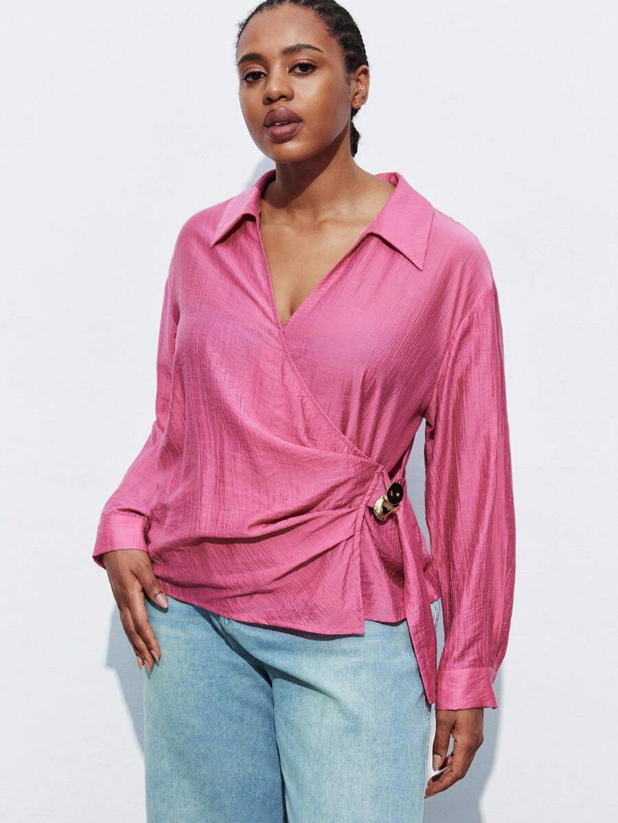 Maija 大码休闲纯色裹身衬衫 秋季女装 秋装 返校服装 返校节朴素复古服装 女士老钱老师 浪漫、时尚、多才多艺；舒适、时尚、优雅、休闲、简约 日常穿着、必备、纯色、假日休闲、得体、单身女士、优雅时尚商务休闲女装 外出上衣 毕业 女士教师 秋季女装 大码秋季女装 秋季服装 返校服装 返校节 女士冬季 女士冬季 - 藕粉色 - 查看 1