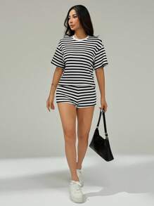 SHEIN PETITE مجموعتان/ بلوزة كاجوال قصيرة الأكمام ذات شريط أسود وأبيض وشورت