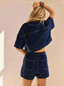 Aralina Top casual corto de cuello en V con bolsillo y mangas cortas, hecho de denim índigo. Atuendo para el Día de la Madre.