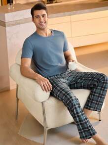 Manfinity Underwear&Sleepwear Basics 2pcs Men's Solid Color Short Sleeve Top And Plaid Pants Pajama Set - Baby Blue - View 1