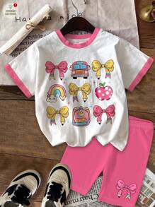 SHEIN 2 件套年轻女孩返校卡通铅笔、蝴蝶结、校车、背包、苹果印花短袖上衣和短裤套装，夏季 - 彩色 - 查看 2