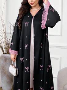 Al Najma 大码女式优雅花卉印花蕾丝花边喇叭袖阿拉伯长袍 - 彩色 - 查看 1