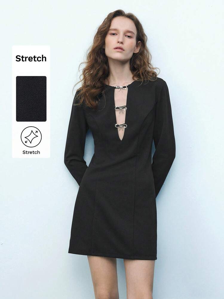 SHEIN Maija Vestido de mujer negro escote en V con decoración de lazo metálico, versátil para todas las estaciones, diseño urbano elegante y sofisticado, vestido mini cómodo y ajustado sin mangas para uso empresarial y casual "Old Money"