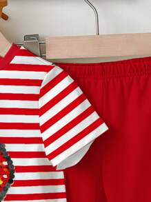 SHEIN 休闲简约复古美式校园女孩风格，红色条纹水果草莓印花圆领短袖上衣和喇叭裤两件套，适合夏季 - 彩色 - 查看 5