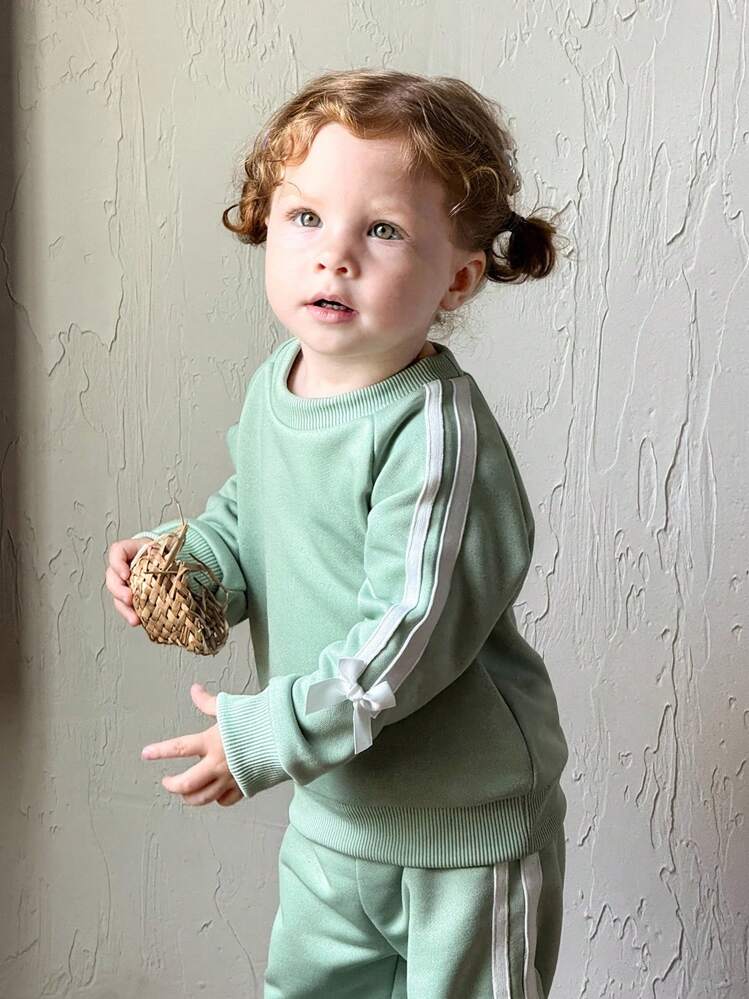 SHEIN Bộ đồ 2 món cho bé gái sơ sinh 0-3 tuổi, màu xanh lá nhạt, kiểu dáng thường ngày, có nơ, gồm áo nỉ dài tay cổ tròn và quần ống loe, phối cùng quần ống rộng. - màu xanh lá - Xem 4