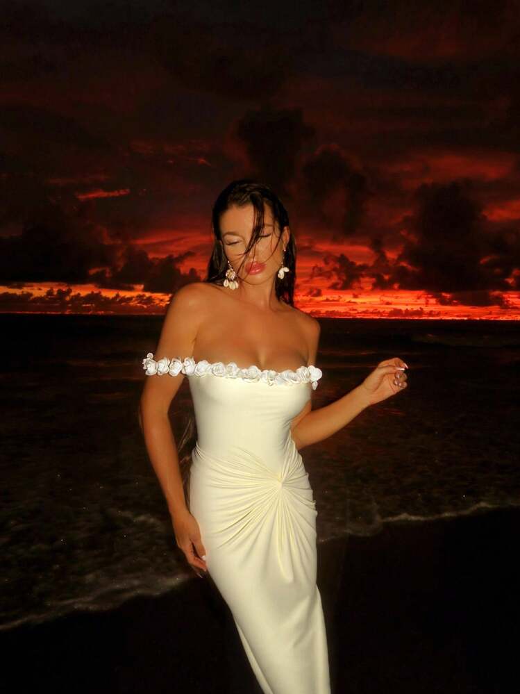 Swim Oasis Conjunto de 2 peças com maiô de uma peça elegante com decote ombro a ombro, tecido sólido com decoração floral 3D e saia longa, para praia e férias, estilo boho para o verão - Bege - Visão 2